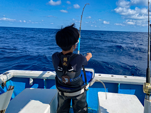 クレーンズ沖縄、鶴丸のトローリングでマグロを釣っている小学生
