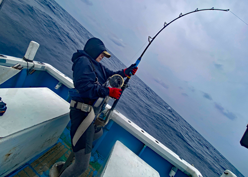 クレーンズ沖縄、鶴丸のカジキトローリングで100kg近いブルーマーリンを釣っている女性アングラー