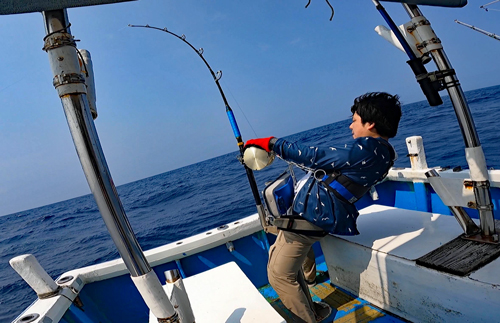 クレーンズ沖縄、鶴丸のトローリングにてカジキを釣っている男性