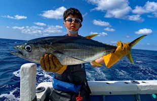 クレーンズ沖縄、鶴丸のトローリングでマグロを釣った小学生