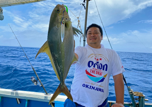 クレーンズ沖縄、鶴丸のジギングでカンパチを釣る