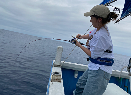 クレーンズ沖縄、鶴丸のテンヤでミーバイを釣っている女性