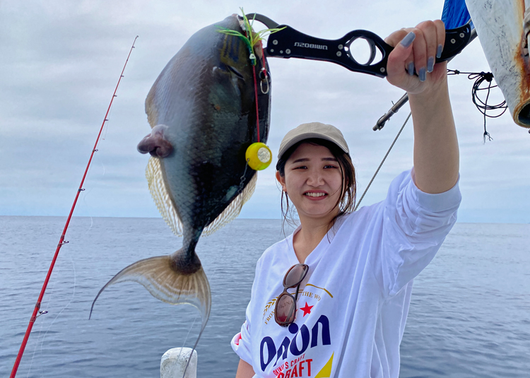 クレーンズ沖縄、鶴丸のテンヤ釣りでカワハギの仲間を釣った女性