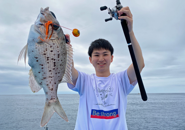 クレーンズ沖縄、鶴丸のタイラバでシロダイを釣った男性