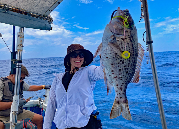 クレーンズ沖縄、鶴丸のタイラバでシロダイを釣った女性