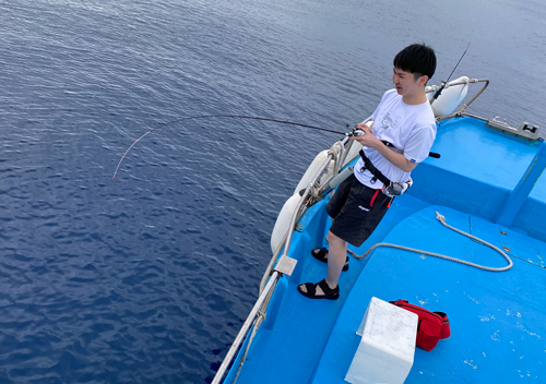 クレーンズ沖縄、鶴丸のタイラバでカンパチを釣っている男性