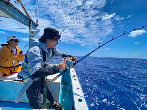 トローリングでシイラを釣っている宮城県から沖縄へ旅行に来た男性