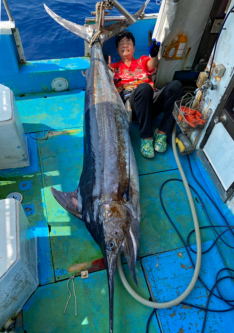 沖縄のトローリングでカジキを釣った東京の男性