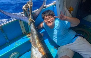 クレーンズ沖縄,、鶴丸のトローリングでカジキを釣った東京から来た13才の中学2年生