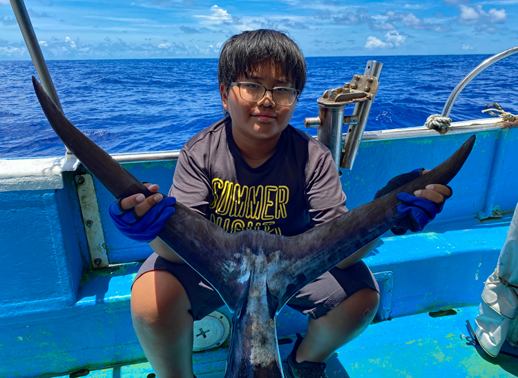 カジキを釣った沖縄県うるま市の12才の少年釣り師
