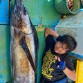 カジキを釣り上げた、沖縄県うるま市の12才の少年釣り師