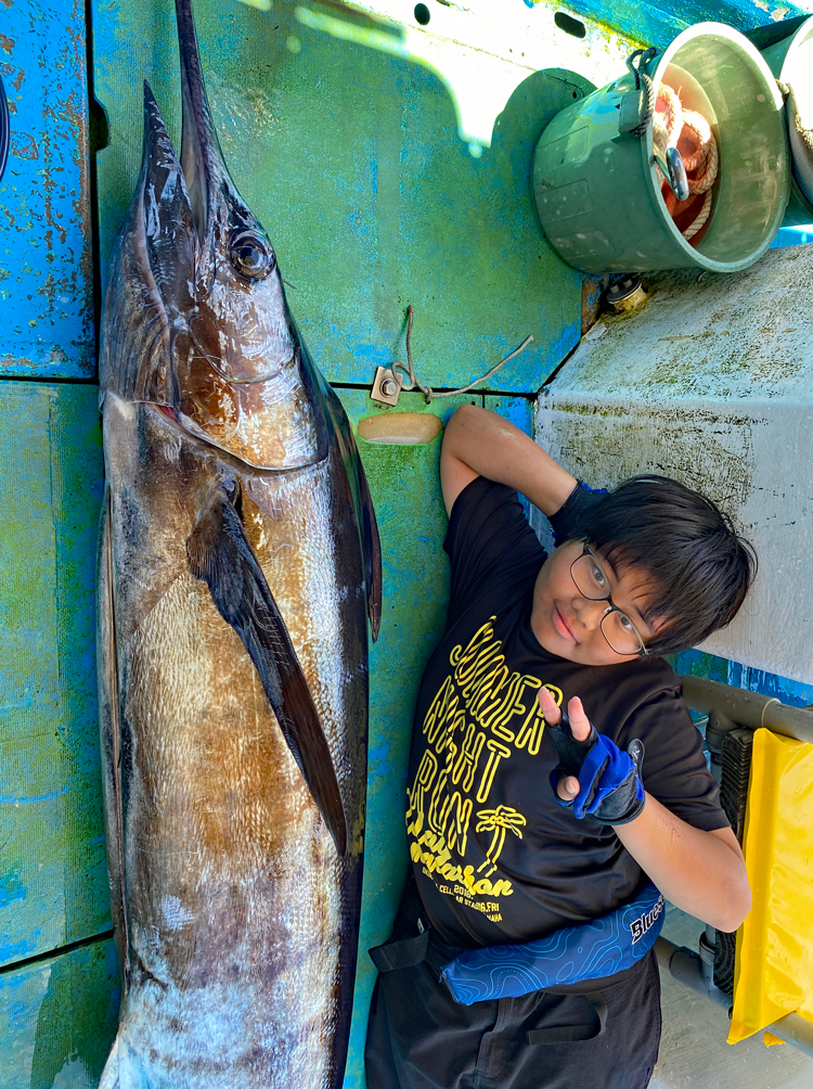 カジキを釣り上げた、沖縄県うるま市の12才の少年釣り師