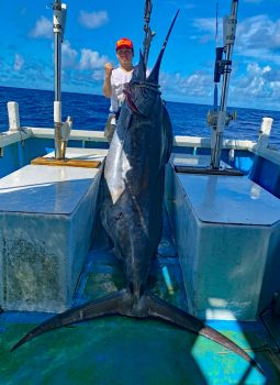 クレーンズ沖縄、鶴丸のトローリングで釣り上げた170kgのカジキと東京から来たアングラー
