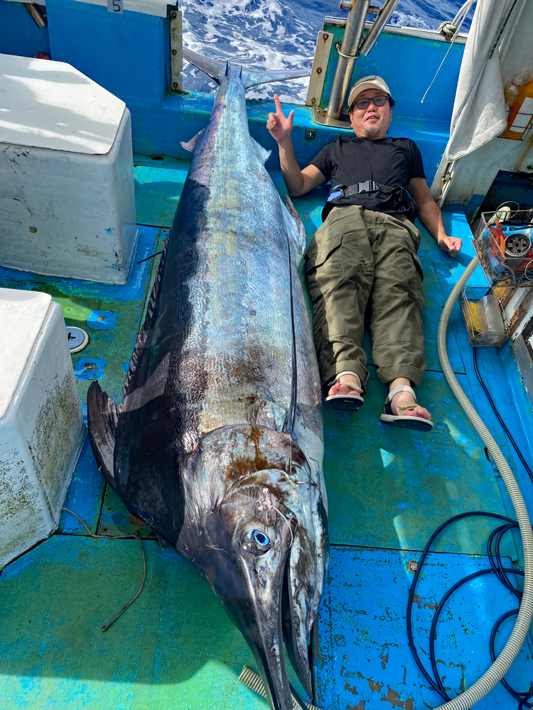 クレーンズ沖縄、鶴丸のトローリングで200kgのカジキを釣った男性