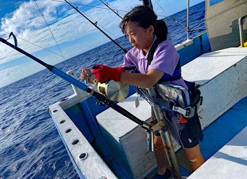 クレーンズ沖縄、鶴丸のトローリングでwahooを釣っている埼玉の女子小学生