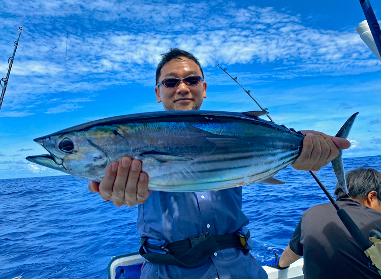 カツオを釣った沖縄の男性