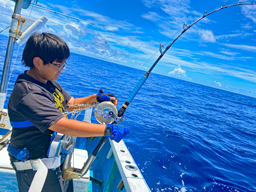 カジキを釣っている沖縄県うるま市の12才の少年釣り師