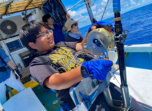 カジキを釣っている沖縄県うるま市の12才の少年アングラー
