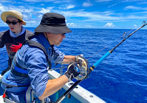 カジキを釣っている沖縄の男性