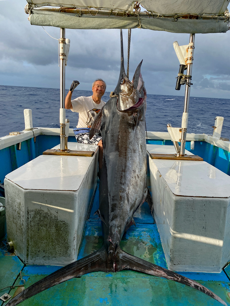 クレーンズ沖縄、鶴丸のトローリングで釣れた180kgのカジキ