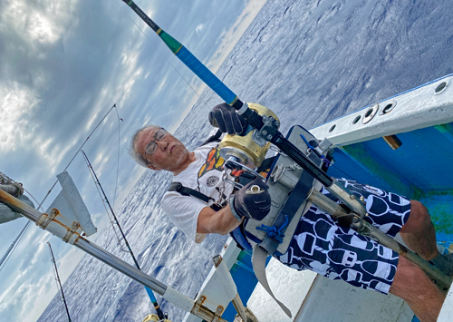 クレーンズ沖縄、鶴丸のトローリングで180kgのカジキを釣っている70才の釣り師