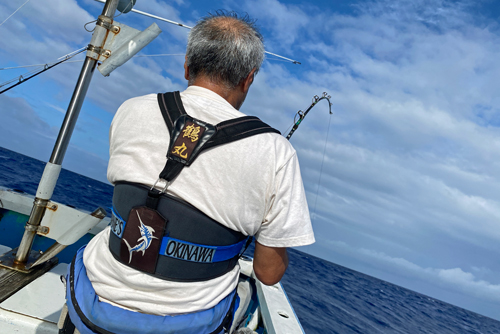 クレーンズ沖縄、鶴丸のトローリングで180kgのカジキを釣っている70才アングラー