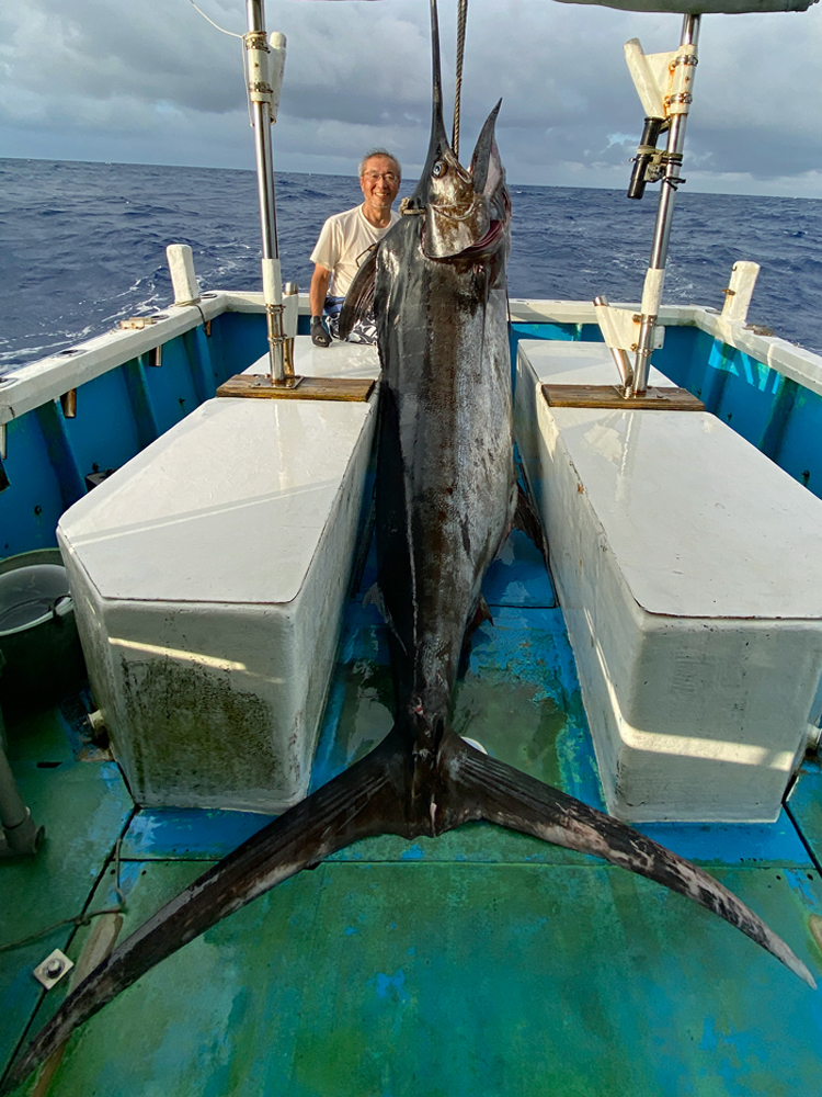 クレーンズ沖縄、鶴丸で180kgのカジキを釣った70才のアングラー
