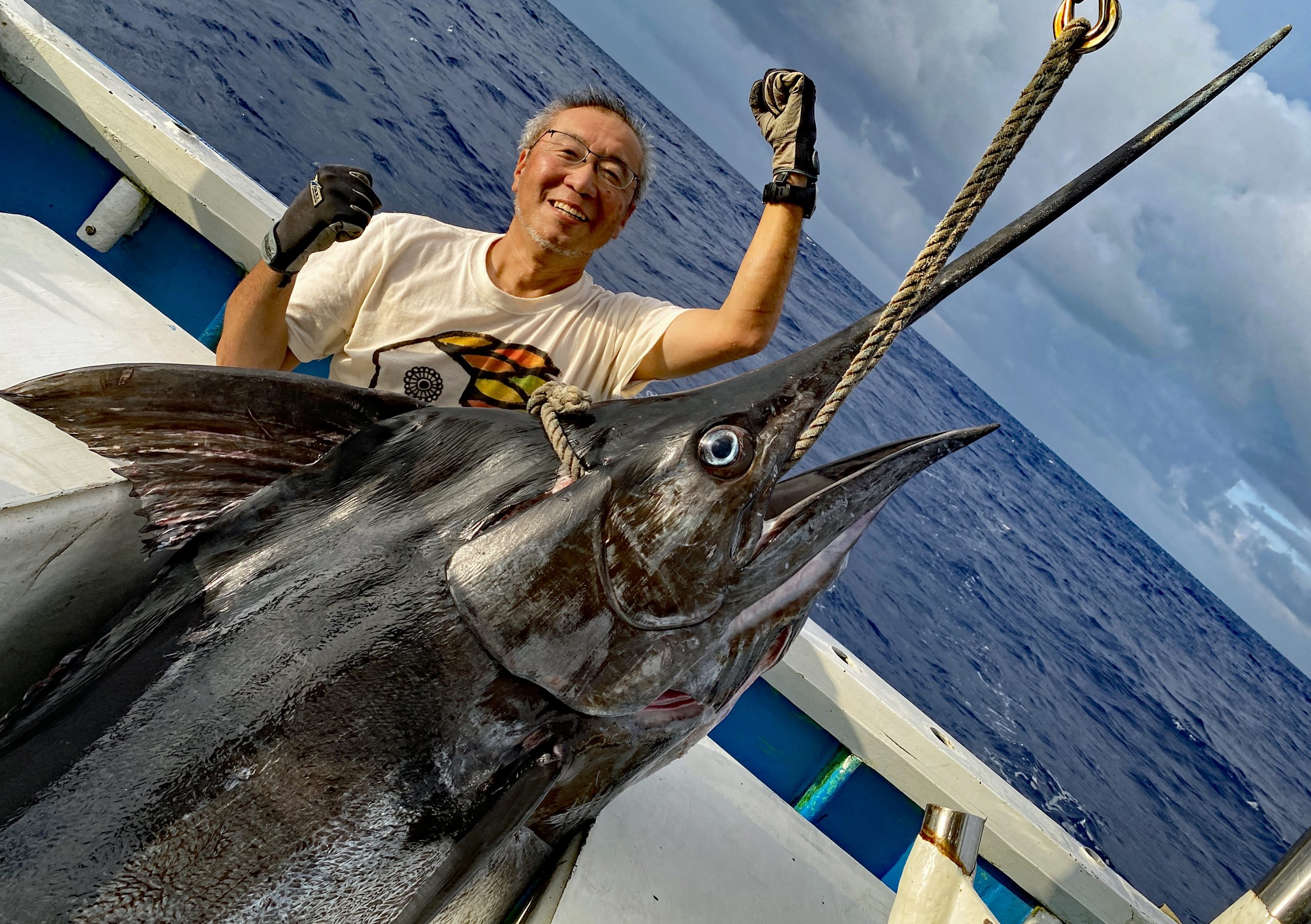 クレーンズ沖縄、鶴丸のトローリングで釣れた180kgのカジキ(ブルーマーリン)