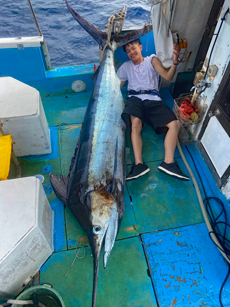 推定130kgのカジキを釣り上げた東京から沖縄に釣りに来た23才のアングラー