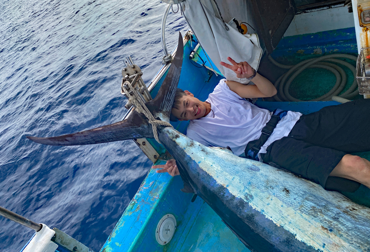 推定130kgのカジキを釣り上げ喜ぶ東京から沖縄に釣りに来た23才のアングラー