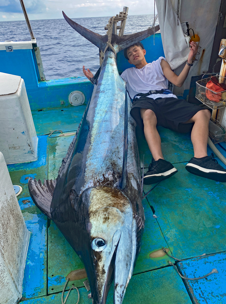 推定130kgのマーリンを釣り上げた東京から沖縄に釣りに来た23才のアングラー
