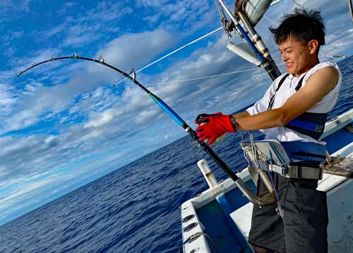 東京から沖縄に釣りに来た23才のアングラーにカジキがヒット
