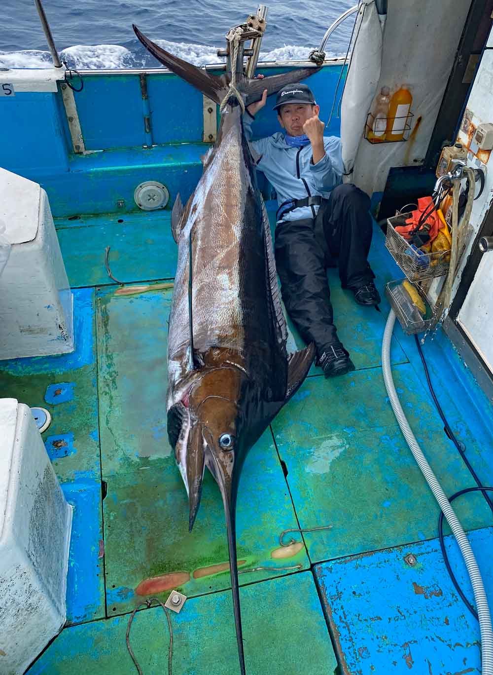 沖縄で釣り上げたカジキと愛知県から来た釣り師