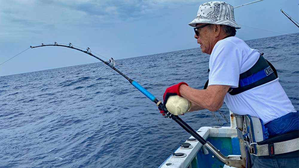カジキ７釣りをしている70才の男性