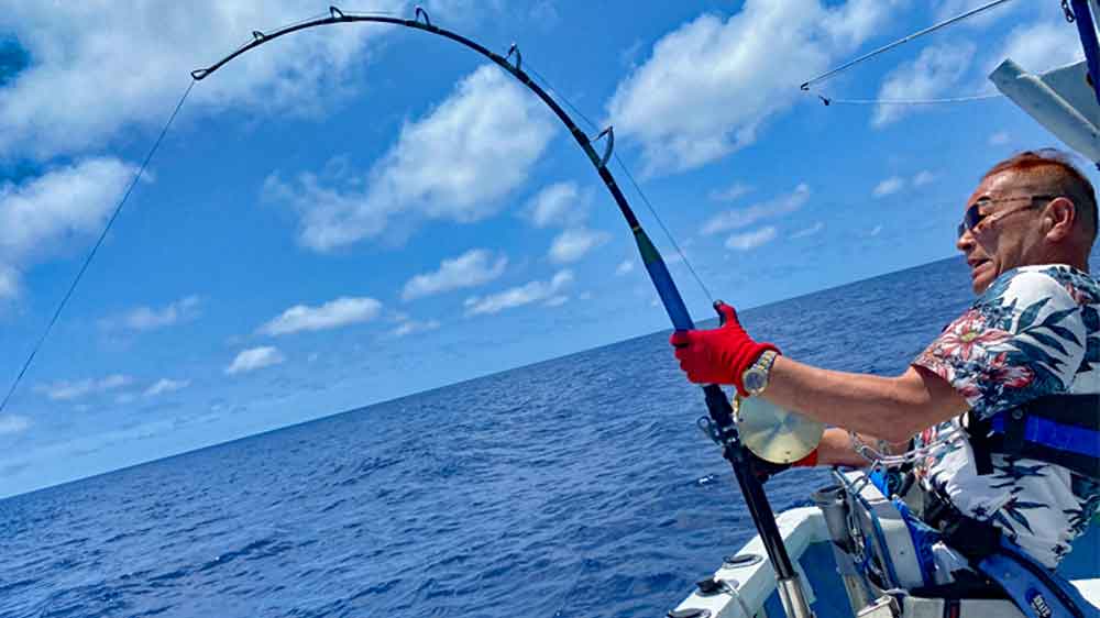 沖縄でカジキを釣っている65才の釣り人