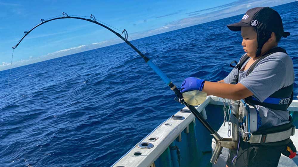 沖縄でカジキ釣りをしている9才の小学生