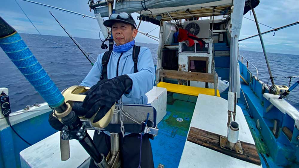 沖縄でカジキを釣りをしている男性