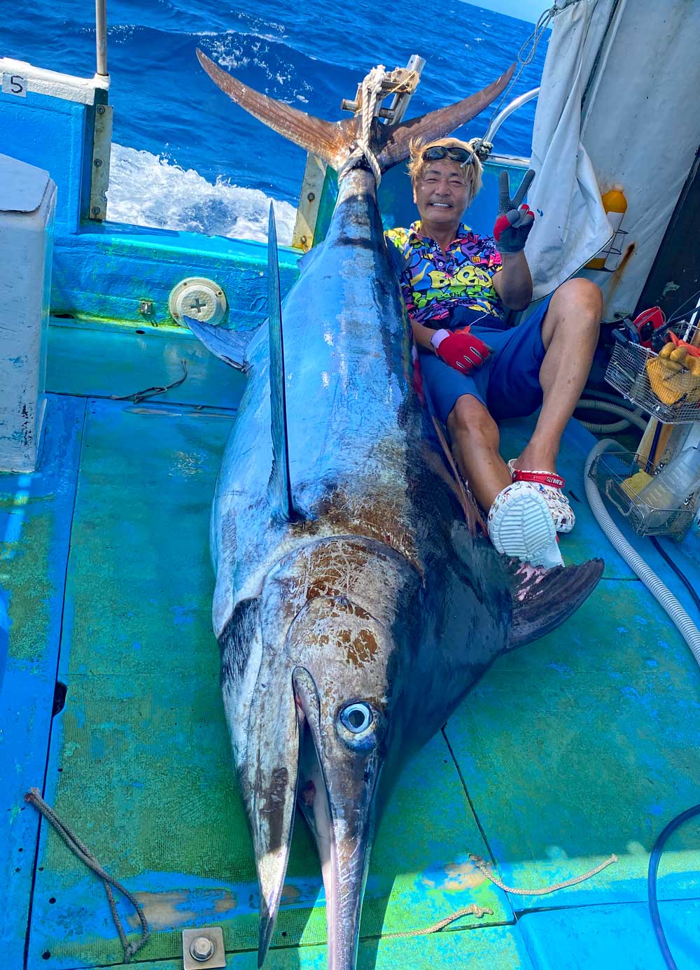 クレーンズ沖縄、鶴丸のトローリングで140kgのカジキを釣り上げた男性