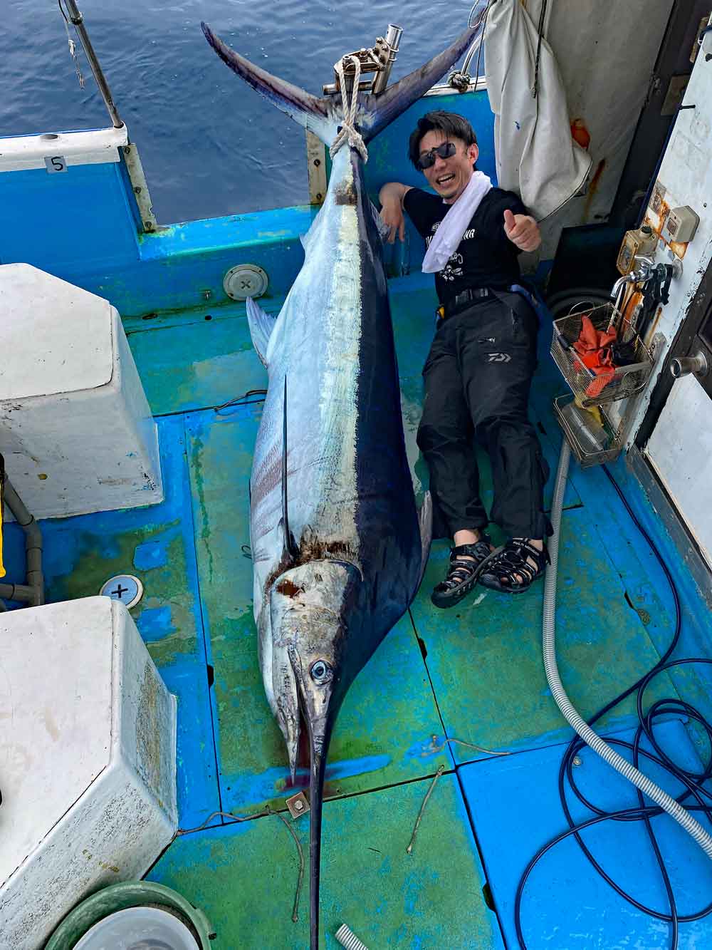 沖縄のトローリングでカジキを釣り上げた釣り師