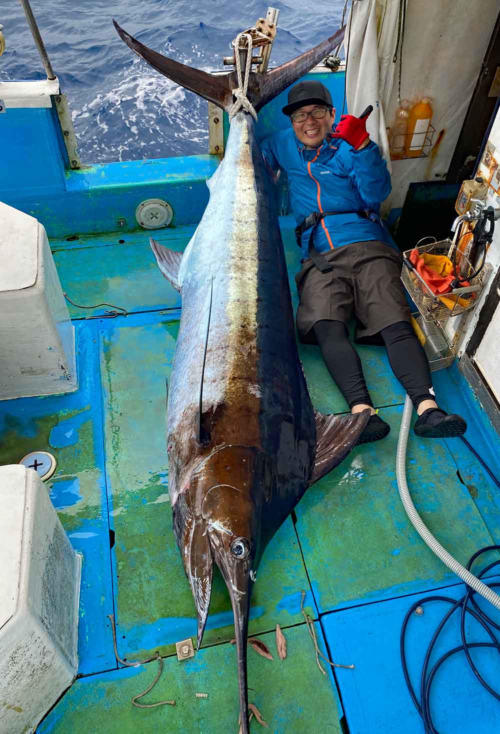 沖縄のトロイーリングで120kgのカジキを釣り上げた男性