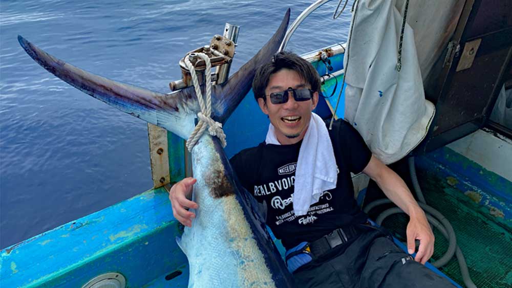 釣り上げたカジキとアングラー