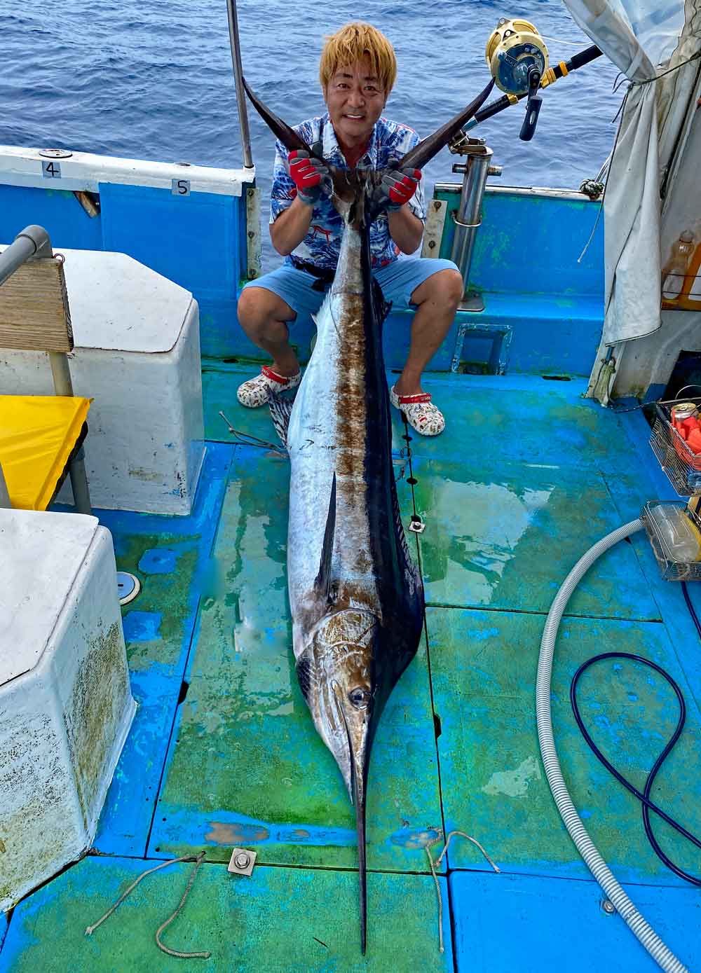 釣り上げたクロカジキとアングラー