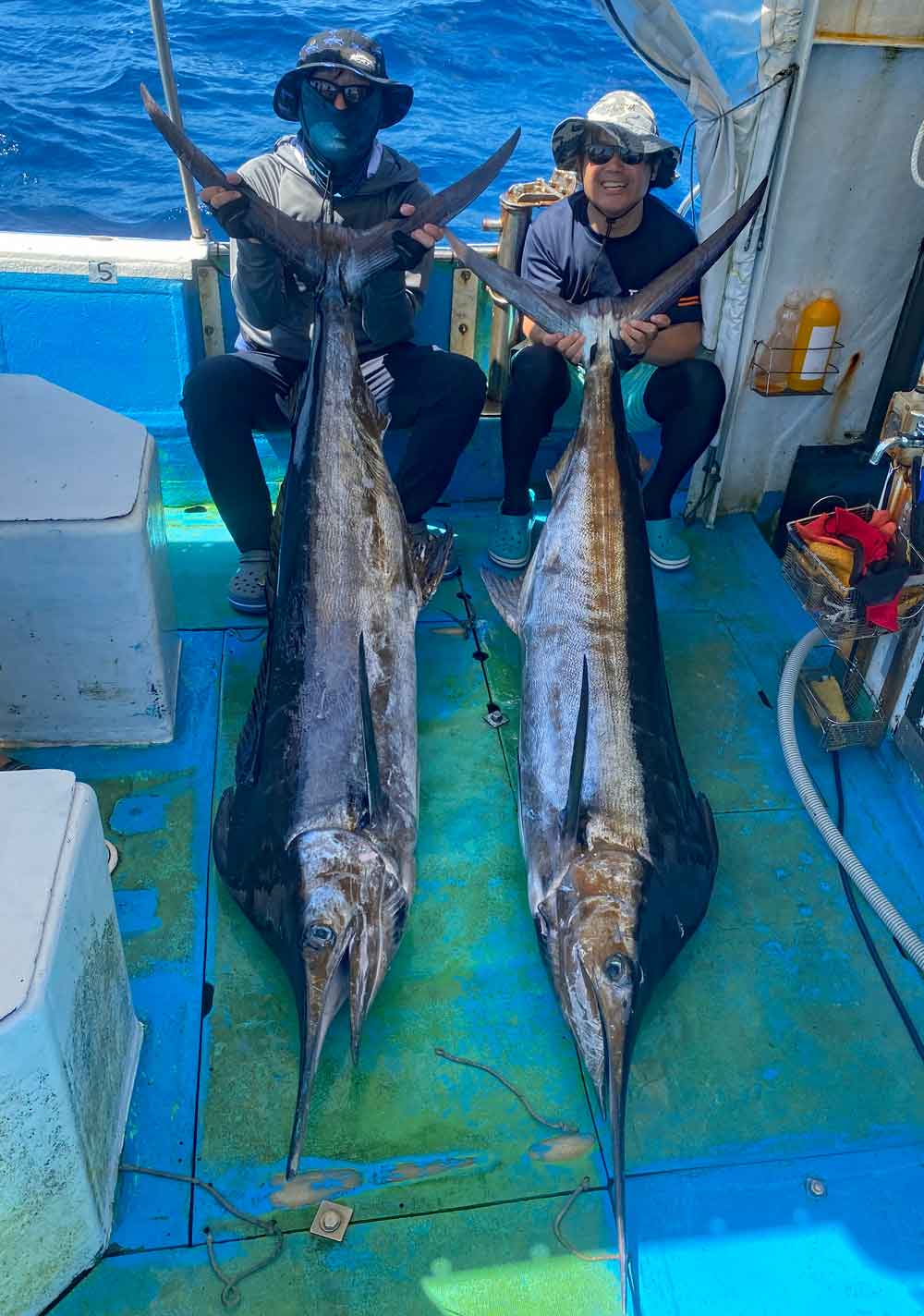 沖縄のトローリングで釣り上げた2匹のカジキ