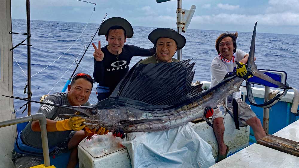 沖縄のトローリングで釣れたバショウカジキ(セイルフィッシュ/sailfish)１と4人の釣り師