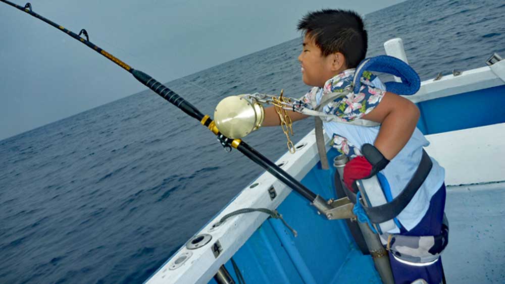 沖縄のトローリングでカジキ釣りをしている小学2年生