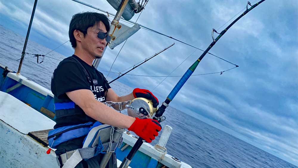 沖縄のトローリングでカジキ釣りをしている男性