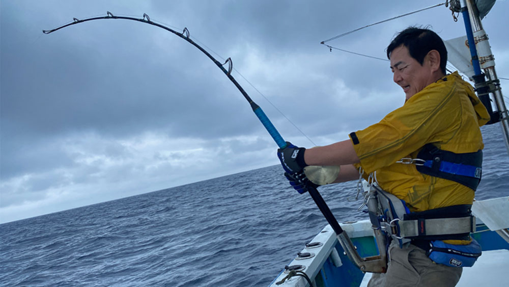 沖縄でカジキ釣りをしている男性