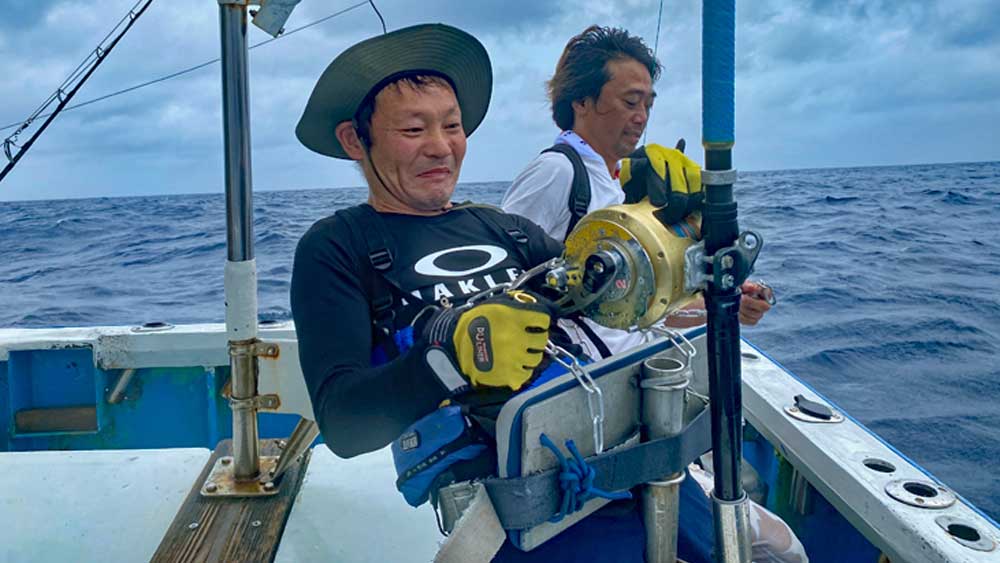 トローリングでキハダマグロ釣りをしている男