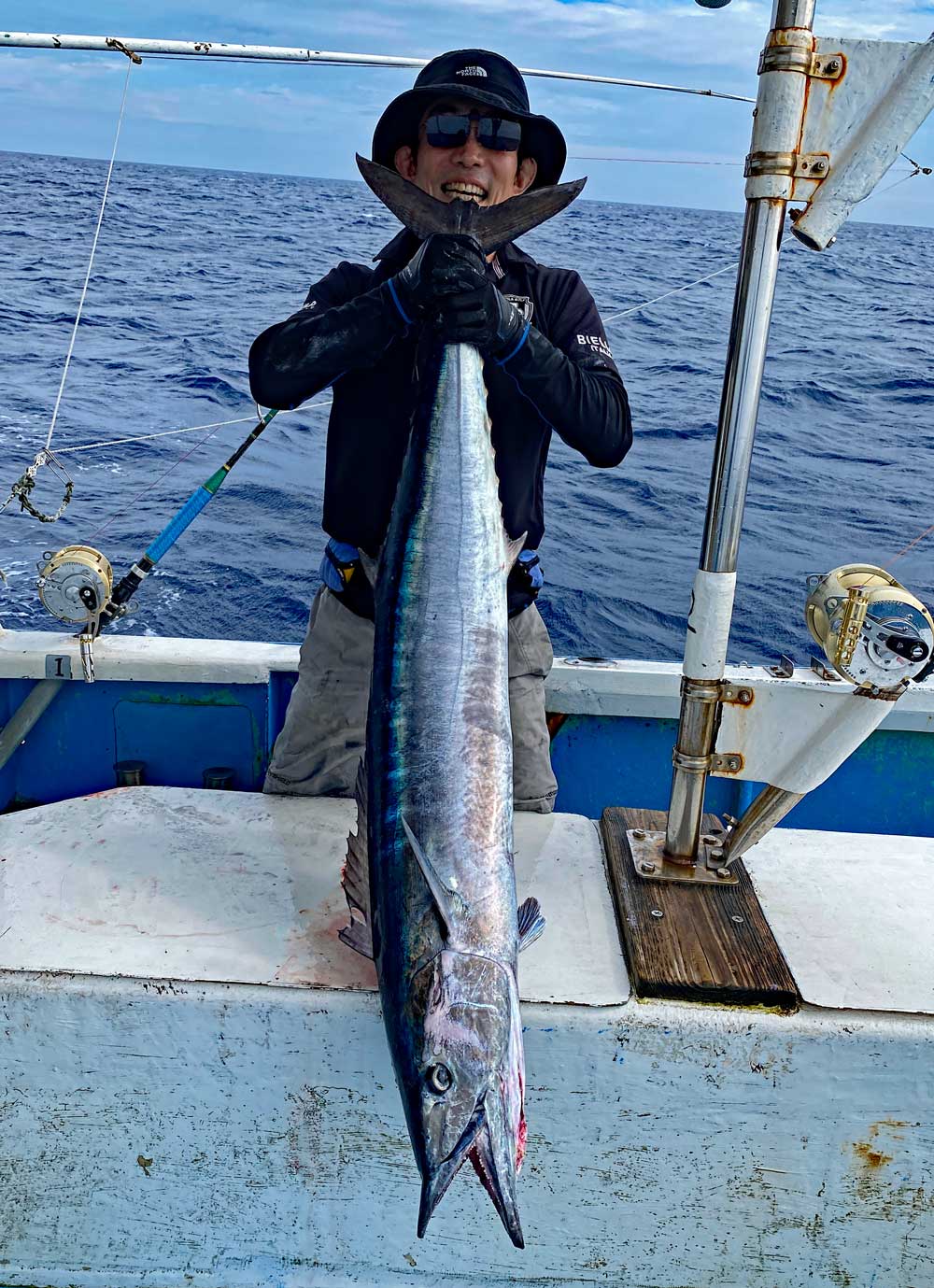 沖縄のトローリングでカマスサワラを釣った男性