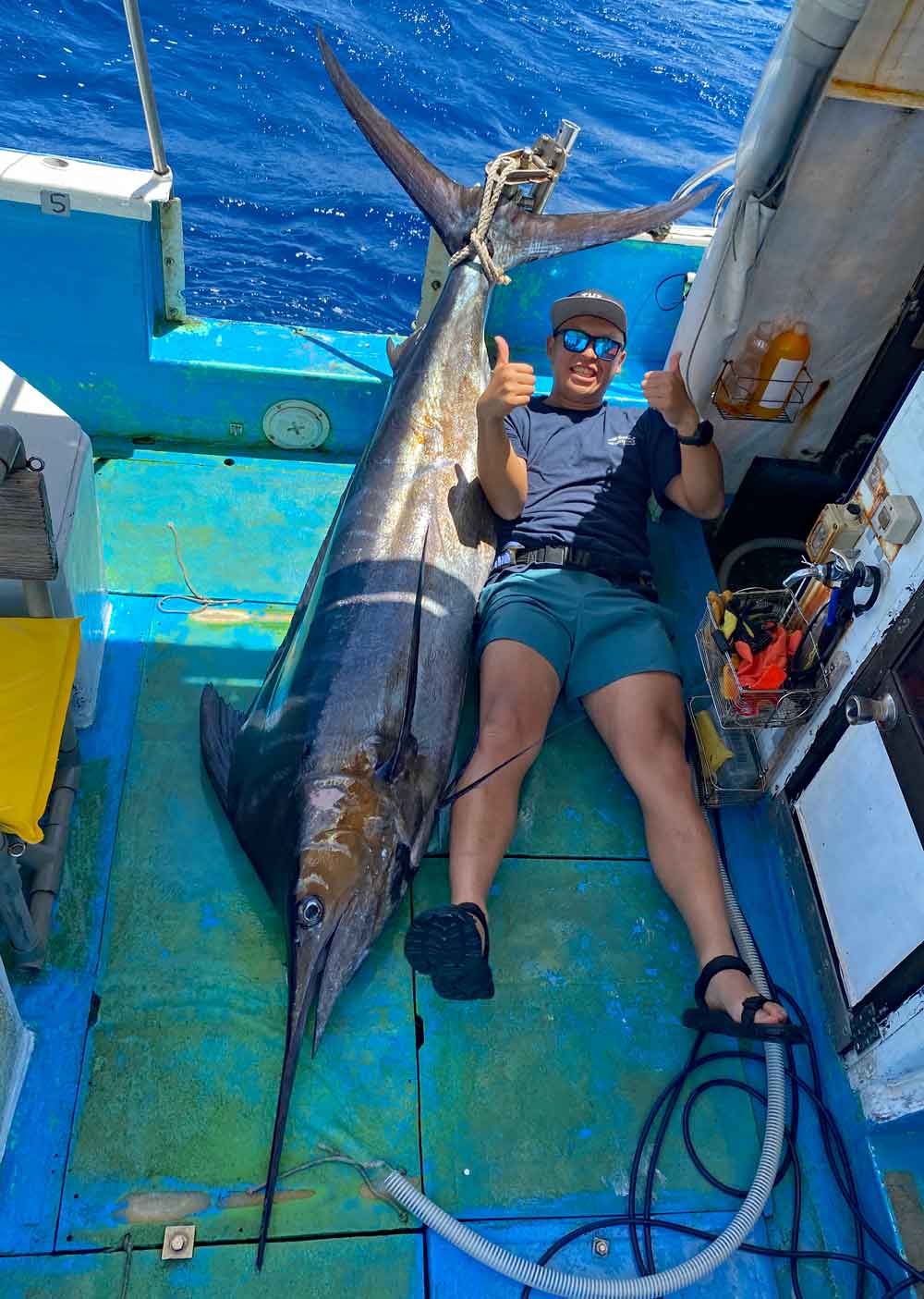 カジキを釣り上げた沖縄の男性